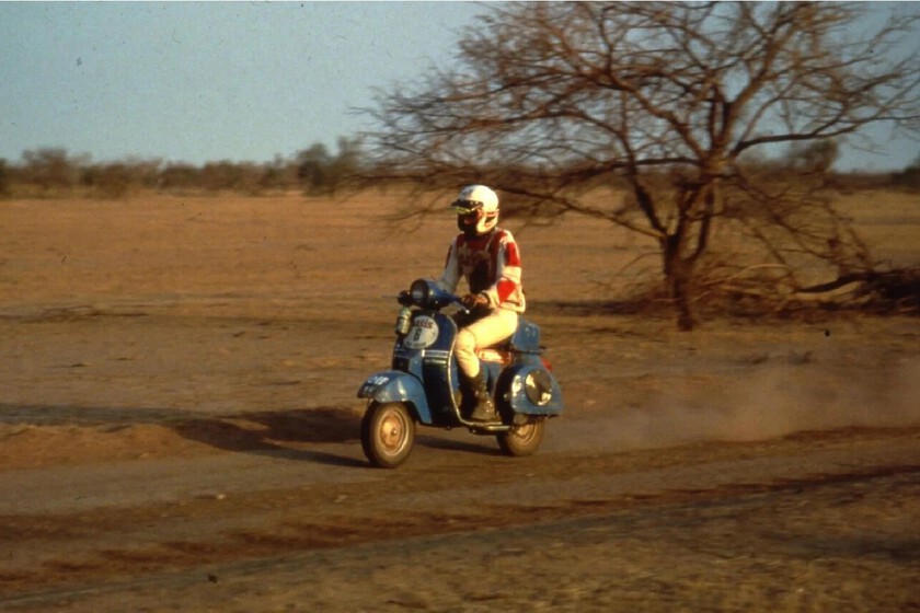 Hazañas en el Dakar: Cuando la Vespa desafió el desierto en 1980 1 Hace 46 años solo 25 motos acabaron el Dakar. Dos de ellas eran las Vespa de unos colegas, y ni siquiera acabaron últimos
