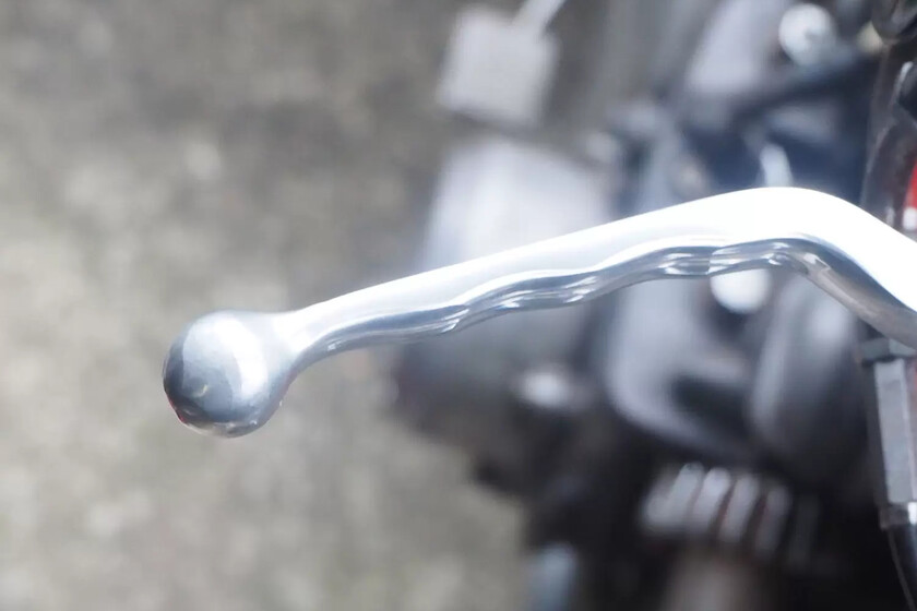 La importancia de las bolitas en las palancas de freno y embrague 1 Que la maneta de tu moto tenga una bolita no es casualidad, ni estética. Es culpa de los franceses y de las carreras