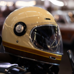 Cascos de moto vintage: la atracción del estilo café racer en 2025