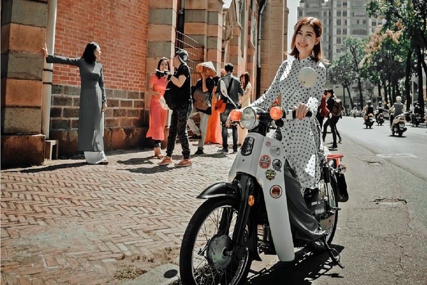 La creciente participación de mujeres en el motociclismo 1 Un mito dice que las mujeres conducen menos en moto que los hombres. Puede que antes fuese verdad, pero algo está cambiando