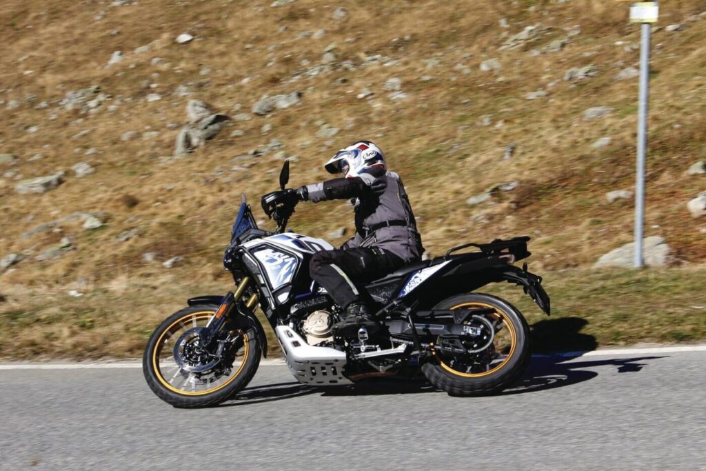 Voge DS800X: Enduro de Calidad a Precio Atractivo 1 Voge DS800X en una prueba - moto.ch