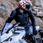 Viajar a Francia en moto: cuidado con las pegatinas en el casco