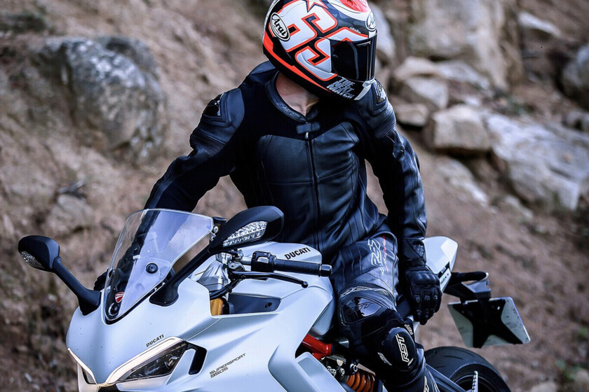 Viajar a Francia en moto: cuidado con las pegatinas en el casco 1 Si viajas a Francia en moto, ten cuidado. Te pueden freír a multas si no llevas en el casco unas pegatinas que en España no son obligatorias