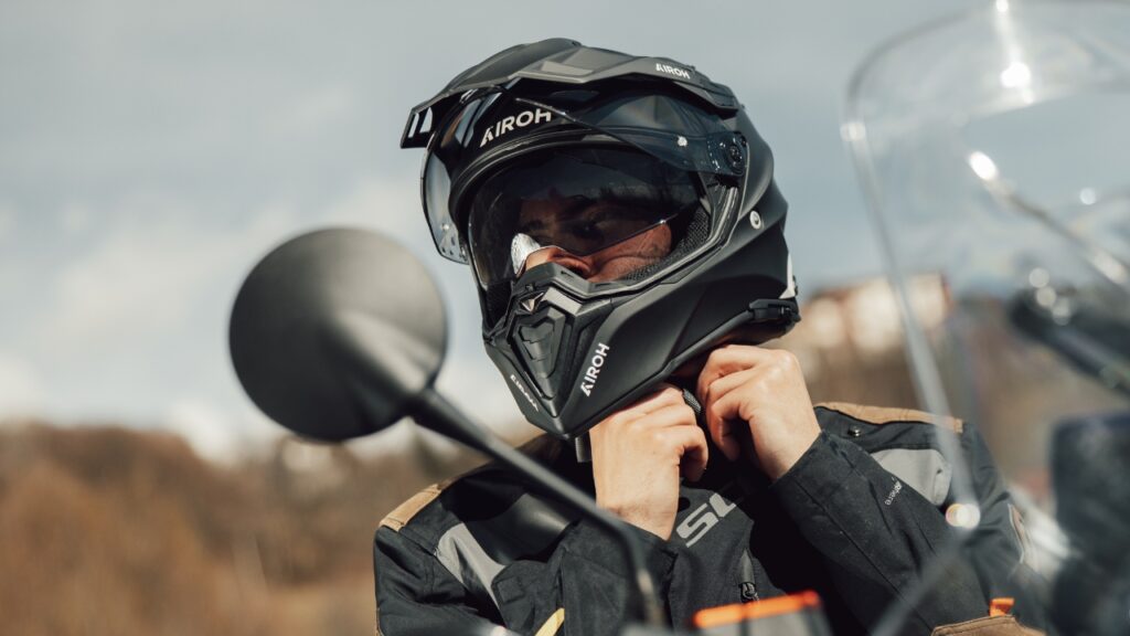 Cómo elegir el casco de moto perfecto: claves para un buen ajuste 1 Cómo elegir el casco de moto perfecto: el ajuste marca la diferencia