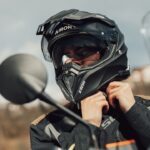 Cómo elegir el casco de moto perfecto: claves para un buen ajuste