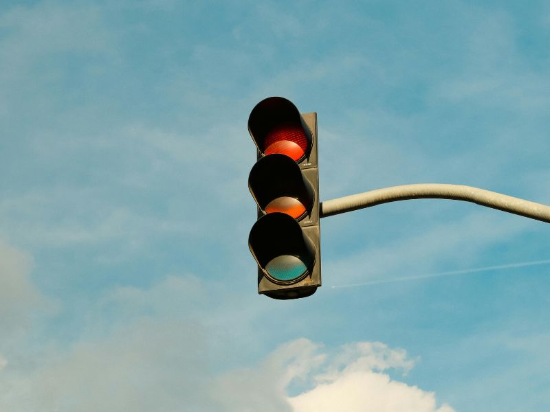 Infracciones de tráfico comunes entre motociclistas y cómo evitarlas 1 Las infracciones de tránsito más comunes entre los motociclistas: lo que dicen los datos de los últimos años | Honda Nardini | aprilia