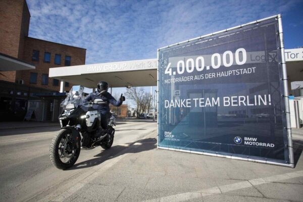 BMW Berlín celebra la producción de su motocicleta número 4 millones 5 La planta de BMW en Berlín entrega la motocicleta número 4 millones