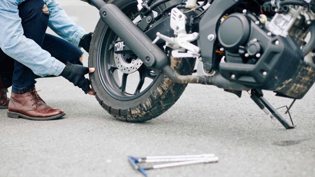 Cómo actuar ante accidentes y averías en moto 1 Cómo señalizar y qué hacer ante accidente o avería en moto