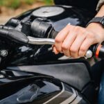 Errores comunes al usar el embrague en el examen de moto