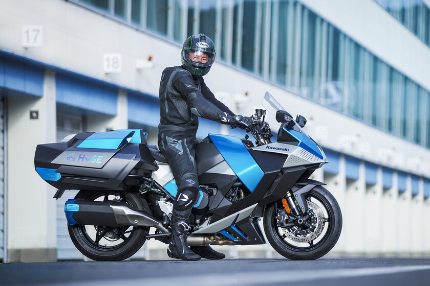 Kawasaki innova con motos de hidrógeno líquido: el futuro sostenible 1 Ni eléctricas ni gasolina. A Kawasaki se le ha ocurrido un invento japonés de cinco cilindros que podría ser el futuro de las motos
