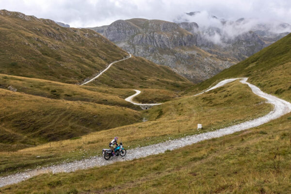 Explora el Alta Vía del Sale en moto: aventura y historia 4 Paseo en moto todoterreno Bridgestone AX41