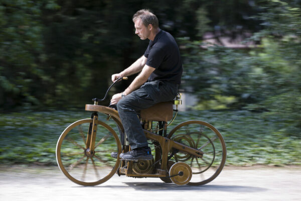 La primera moto de la historia: un accidente de innovación 3 La primera moto de la historia nació de casualidad. La creó un fundador de Mercedes, pero le dio igual porque su objetivo era un coche