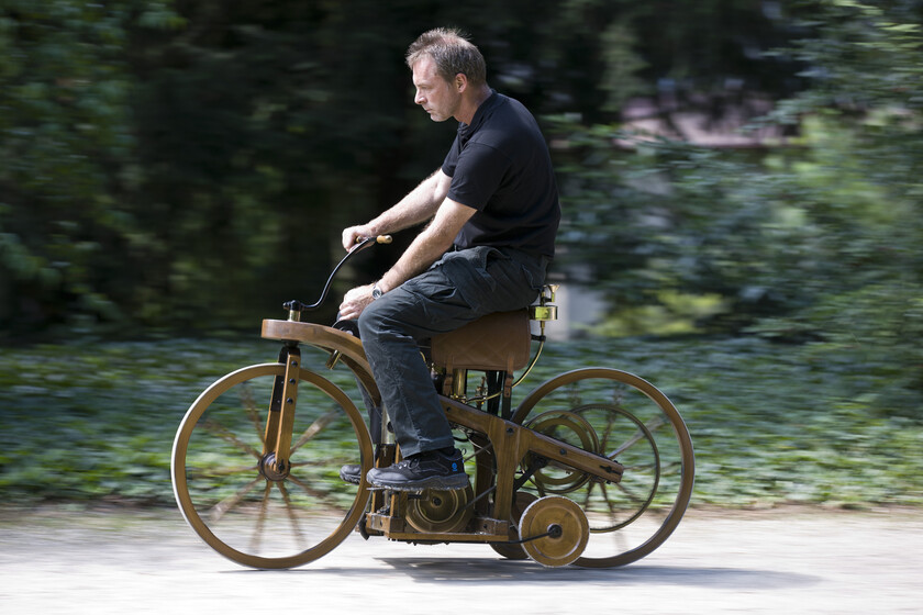La primera moto de la historia: un accidente de innovación 1 La primera moto de la historia nació de casualidad. La creó un fundador de Mercedes, pero le dio igual porque su objetivo era un coche