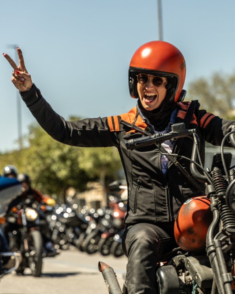 Rally de Primavera Harley-Davidson en Senigallia: Récord de Asistencia 1 Senigallia, capital de las dos ruedas, Rally de Primavera Harley-Davidson bate récords: 120.000 asistentes, 30.000 motos y 5.000 en el desfile. Todo el mundo está loco por Sal Da Vinci y los focos de la RAI y los medios de comunicación. Un comercial mundial
