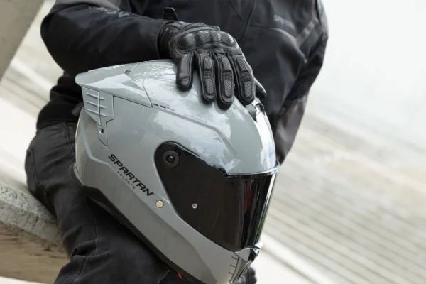 ¿Cada cuánto deberías cambiar tu casco de moto? 4 ¿Cada cuánto se debe cambiar un casco para moto? Señales de que tu casco ya no te protege igual